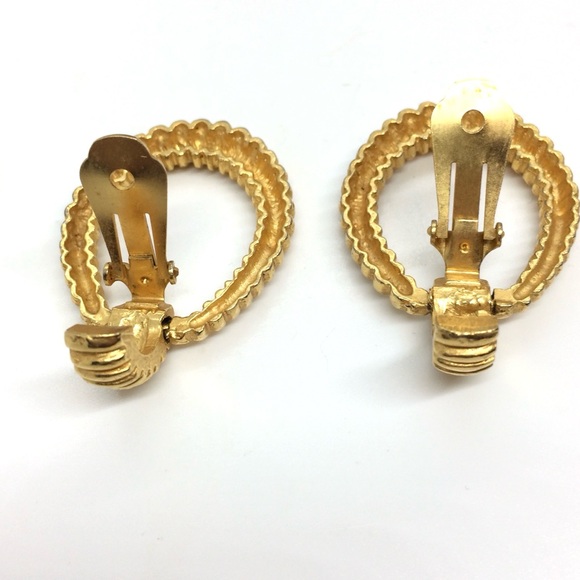 VINTAGE 80S 90S GOLD TONE SHRIMP DOOR KNOCKER TEXTURED CLIP-ON HOOP EARRINGS 2” - Picture 9 of 10